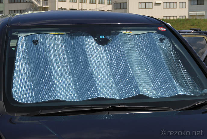 フロントガラス用サンシェード【SA-64】で車内の温度上昇を防止！
